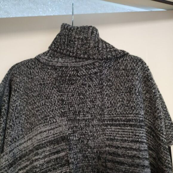 New Steve Madden Dark Gray Turtleneck Sweater Poncho Women's One Size - Picture 2 of 2